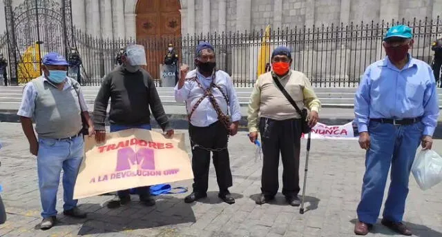 Manifestantes se apostaron en el frontis de la catedral de Arequipa, para exigir la devolución de sus aportes. Foto: Captura video Tv Mundo.