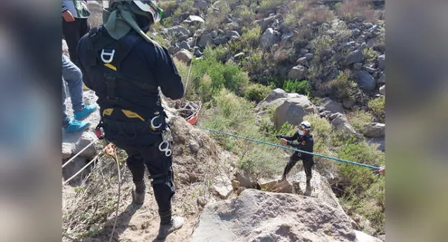 Tras varios minutos, la Policía de Alta Montaña pudo rescatar el cuerpo de la mujer. Foto: Policía Nacional.