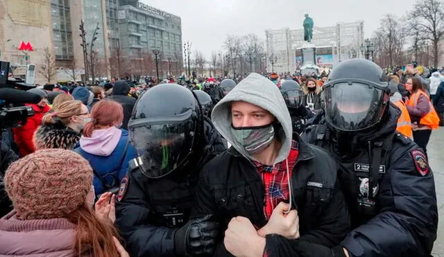 Enfrentamientos y disturbios entre manifestantes y policías en las protestas por la liberación de Alexei Navalny. Foto: EFE.