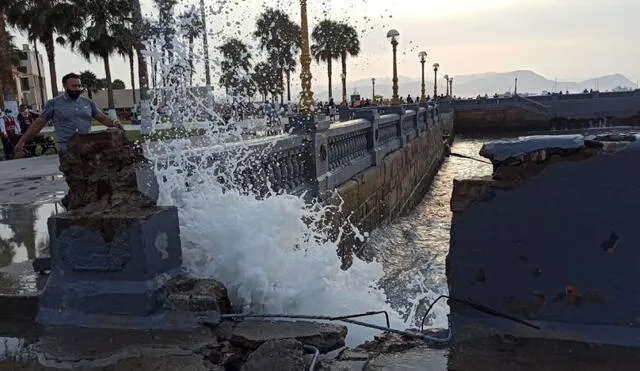 Las olas provocaron que una parte del muro de contención sea derrumbado. Foto: María Pía Ponce/URPI-GLR