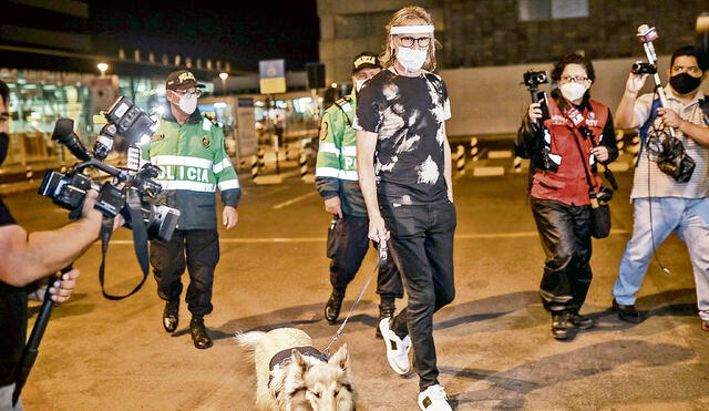 Fiel compañera. El ‘Tigre’ arribó a Lima junto a su perrita Almendra, a quien adoptó desde el inicio de la cuarentena. Foto: Aldair Mejía / La República