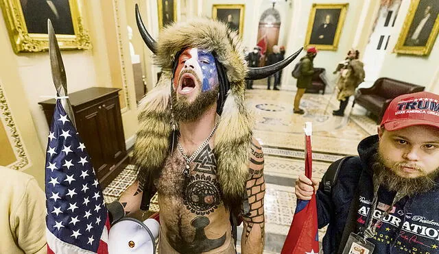 La toma. Yellowstone Wolf, miembro de la secta QAnon, de la ultraderecha de Estados Unidos, cuando ingresó con sus partidarios al Capitolio. Foto: AFP