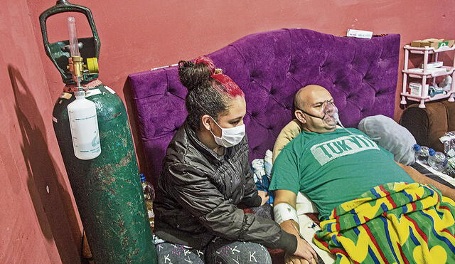 Realidad. Muchas familias atienden a sus pacientes en casa. Foto: AFP