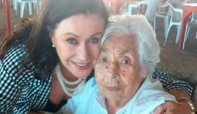 La actriz Laura Zapata permanece temporalmente en el centro geriátrico al lado de su abuela Eva Mange. Foto: Instagram/Laura Zapata