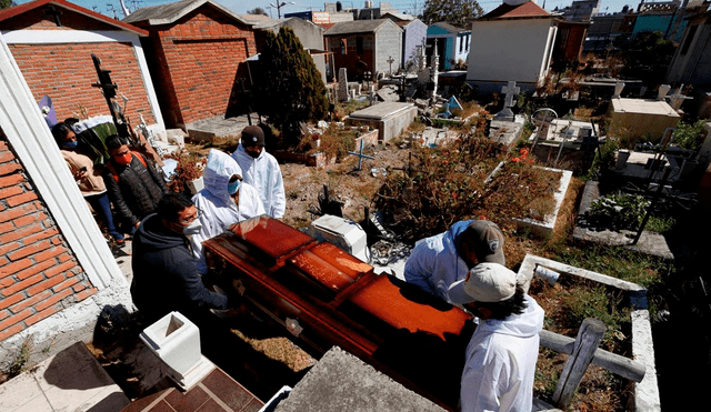 Los cementerios mexicanos se están viendo más saturados que nunca y el número de trabajadores, lejos de ascender, desciende. Foto: EFE