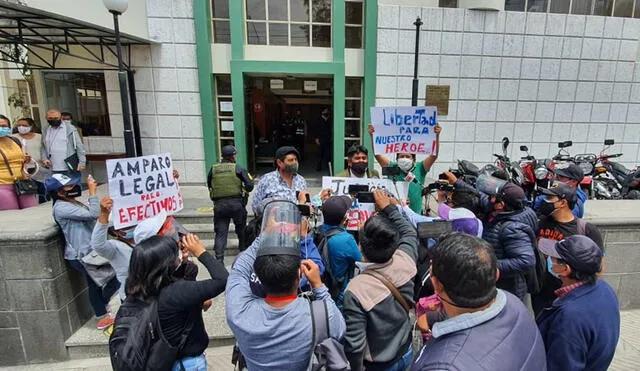 Desde muy temprano, familiares del militar protestaron fuera del local de la Divincri, exigiendo su liberación.  Foto: La República.