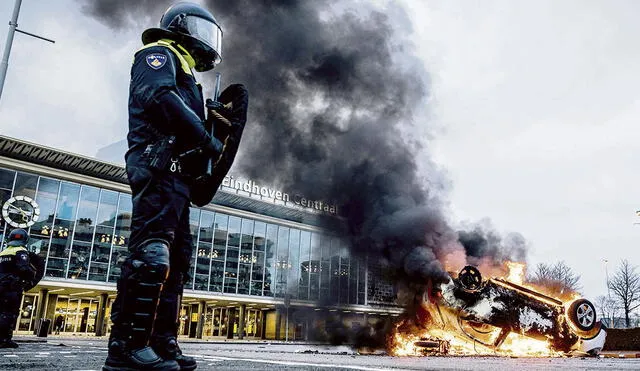 Impacto. Manifestantes quemaron un vehículo frente a la estación del tren en la localidad holandesa de Eindhoven. Foto: AFP