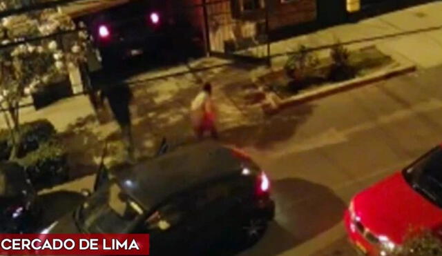 El hecho ocurrió a las 7.51 p. m. cuando la víctima entraba a su cochera. Foto: captura de América TV