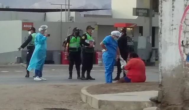 Paciente fue hallado sentado sobre la vereda, zona que luego fue desinfectada. Foto: Radio Reportes Noticias Camaná