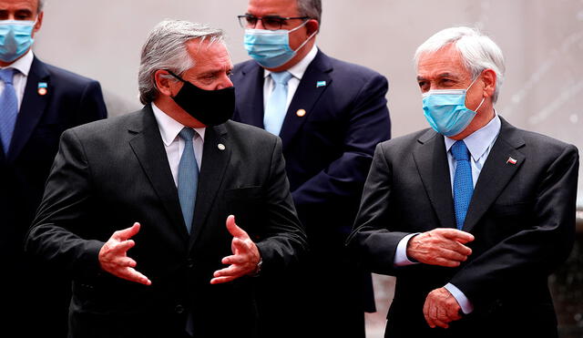 El presidente de Chile, Sebastián Piñera (d), escucha al presidente de Argentina, Alberto Fernández (i), luego de una reunión oficial en el Palacio de la Moneda, en Santiago. Foto: EFE