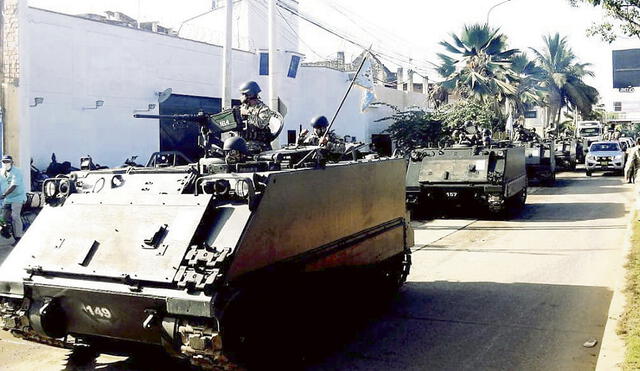 Resguardo. 54 tanques se movilizaron por Tumbes a la frontera con Ecuador para imponer. Foto: Andina