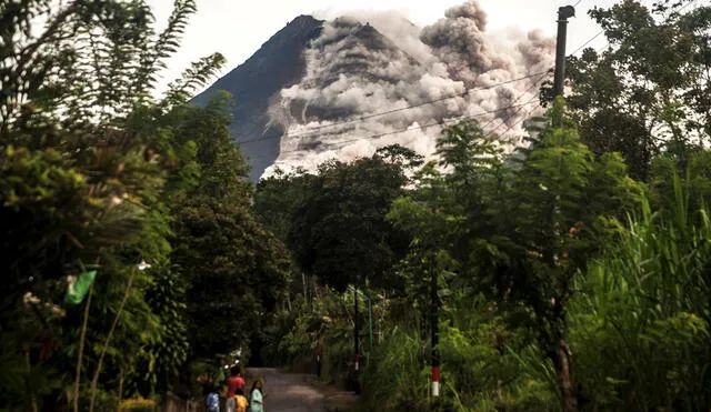 El volcán Monte Merapi volvió a forzar el cierre de carreteras, luego de que en el 2010 acabara con la vida de 350 residentes. Foto: AFP