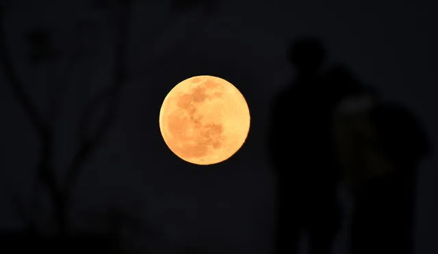 La primera luna llena de 2021 ya es apreciada en Kathmadu, Nepal. Foto: AFP