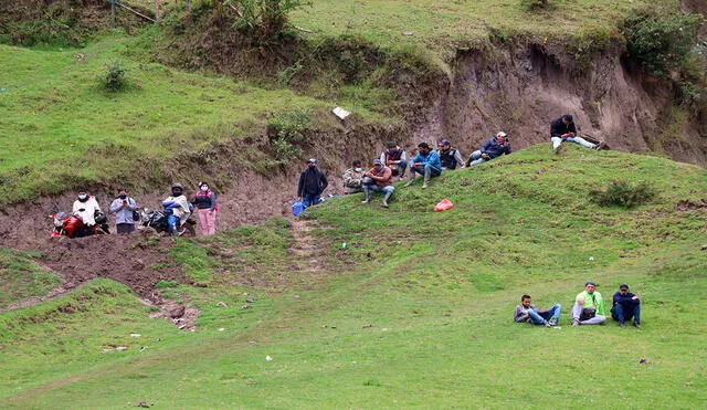 Migrantes venezolanos descansando en una de las colinas junto al cauce del fronterizo río Carchi, mientras esperan que se disperse una operación conjunta militar entre Ecuador y Colombia para evitar al tránsito por pasos ilegales. Foto: EFE