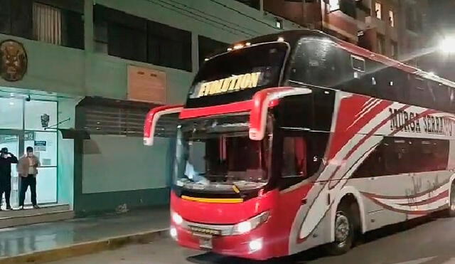 Bus con pasajeros fue llevado hasta la sede de Seguridad del Estado. Foto: Tvi Noticias