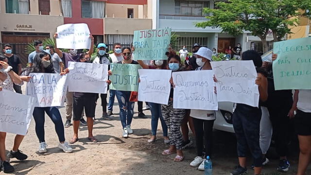 Familiares y amigos del futbolista llegaron al complejo policial de San Andrés para pedir justicia. Foto: difusión