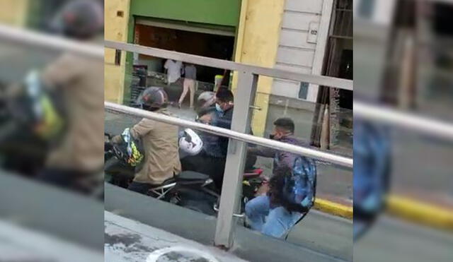 Luego de someter al cambista, los delincuentes huyeron en moto por el carril del Metropolitano. Foto: captura Facebook