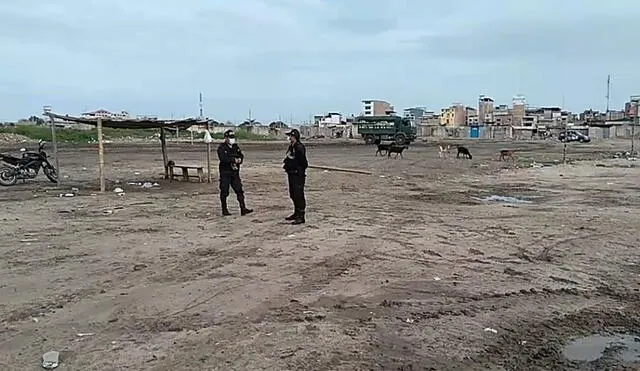Algunos policías permanecen en el sector de Playa Sur vigilando la frontera con Ecuador. Foto: Captura de vídeo/DTumbes Noticias.