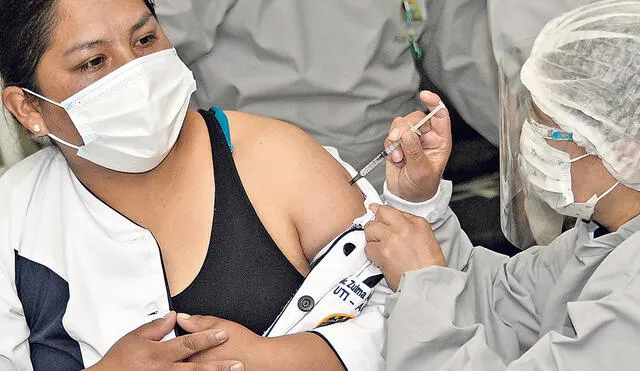La primera. Como en otros países, en el Perú será una enfermera la primera persona en recibir la vacuna. Aún no se decide quién será la elegida para este evento. Foto: AFP