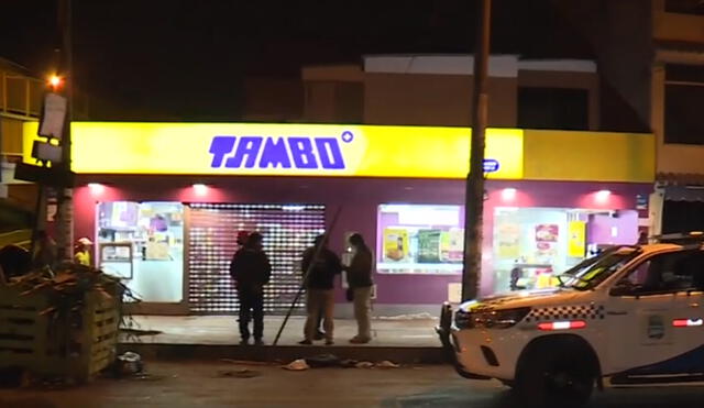 El ingreso no pasó desapercibido por los efectivos policiales que estaban cerca del minimarket. Foto: captura de América.