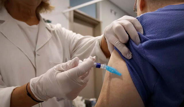 Según el balance del primer mes del plan de vacunación, divulgado el pasado jueves, 74.000 personas fueron inmunizadas. Foto: La Voz de Galicia