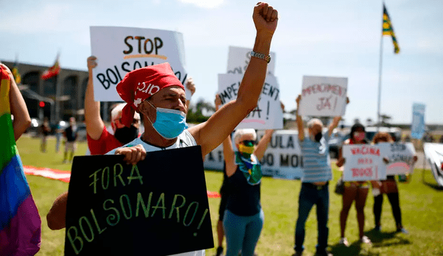 El Gobierno de Bolsonaro es blanco de duras críticas por los errores de gestión ante la crisis sanitaria y por el retardo en la vacunación. Foto: AFP