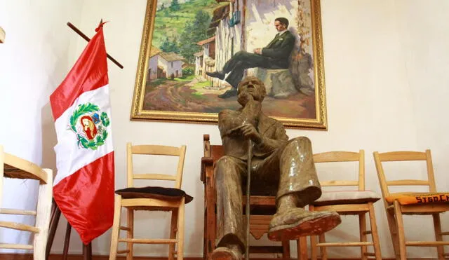 Una estatua de Vallejo rodeada de sillas simula descansar en una de las habitaciones. Foto: Jaime Mendoza / La República