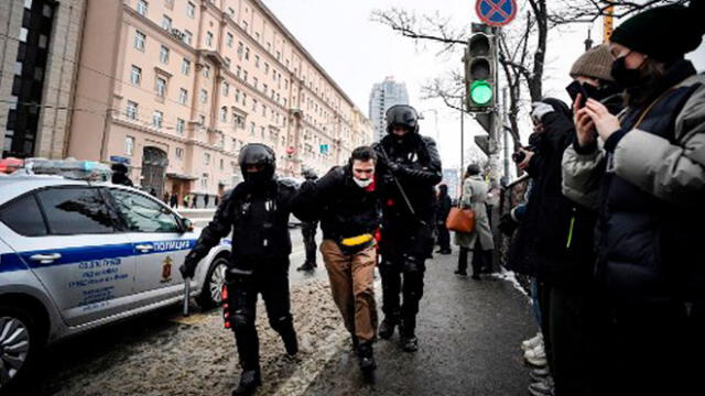 La policía detiene a un hombre durante una manifestación en apoyo del líder opositor encarcelado Alexei Navalny. Foto: AFP