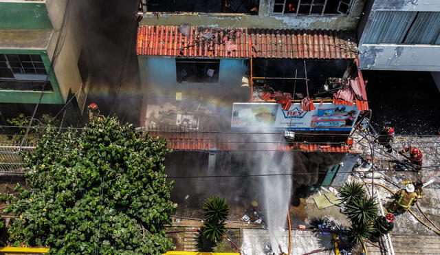 Incendio en una distribuidora de plásticos de productos Rey en Magdalena del Mar. Foto: Aldair Mejia/ La República.