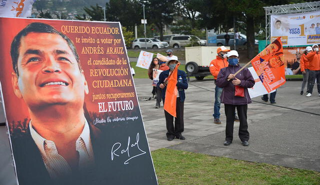 En Ecuador la figura del exmandatario Rafael Correa sigue marcando la tónica en la política. Su postulante y exministro, Andrés Arauz, lidera los sondeos. Foto: AFP