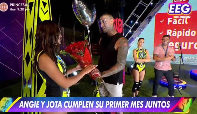 Jota Benz y Angie Arizaga protagonizaron un romántico momento en el reality.  Foto: captura de América TV