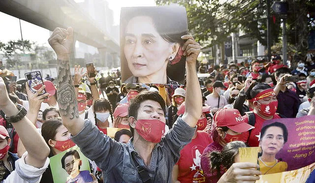 Apoyo. El lunes hubo muestras de solidaridad en Birmania en favor de Aung San Suu Kyi. Foto: AFP