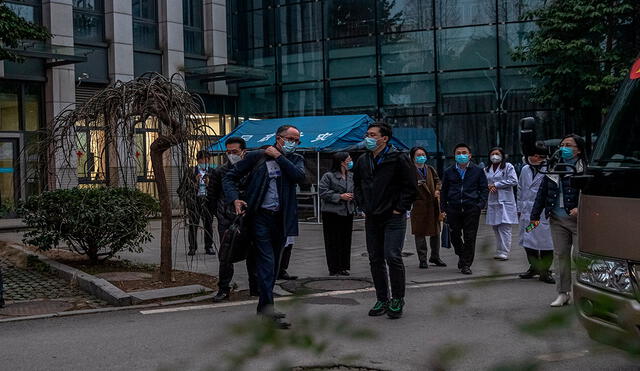 El equipo de expertos de la OMS que ha viajado a Wuhan a la salida del Hospital Provincial de Hubei, el pasado viernes. Foto: EFE