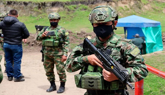 Soldados de Ecuador y Colombia realizan desde hace varios días una operación conjunta para evitar el tránsito migratorio por pasos ilegales. Foto: EFE