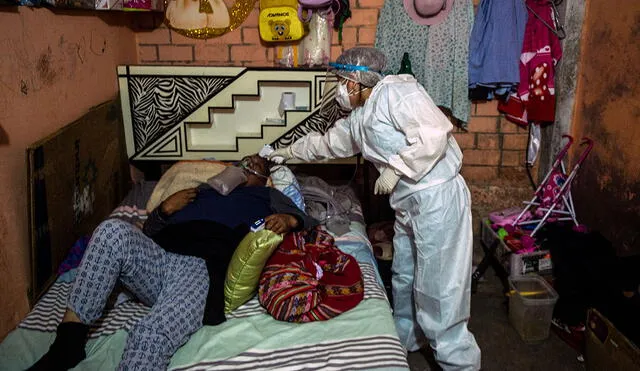 Paciente de COVID-19 durante una visita médica en Lima, Perú. Foto: AFP