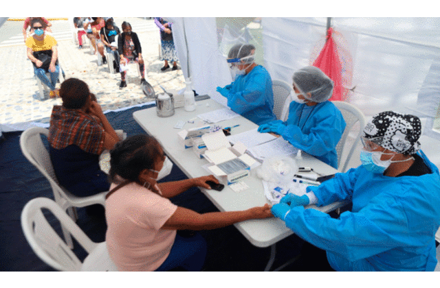 El personal del Minsa y de EsSalud realizó el tamizaje de coronavirus a la población. Foto: Clinton/ La República