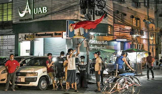 Protesta. Ciudadanos hicieron cacerolazos y reclamaron en las calles pidiendo democracia. Foto: AFP