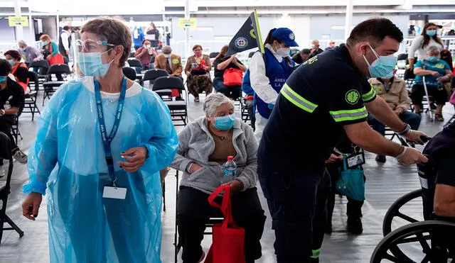 Personas mayores durante la espera el miércoles para recibir la primera dosis de la vacuna Sinovac contra la COVID-19 en un centro habilitado para la vacunación en masa en Santiago (Chile). Foto: EFE