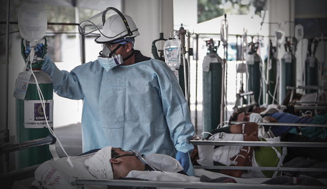 Pacientes en el área conocida como 'la carpa COVID', lugar donde aguardan por una cama de hospitalización mientras son monitoreados y reciben tratamiento con oxigeno medicinal. Foto: Antonio Melgarejo - La República