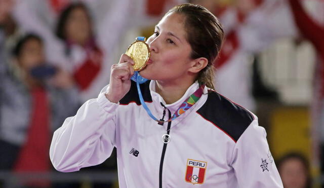 Alexandra Grande besa la medalla de oro que logró en los Juegos Panamericanos Lima 2019. Foto: La República