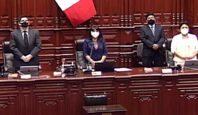 Los líderes del Parlamento se pusieron de pie para rendir honor a los fallecidos. Foto: Congreso