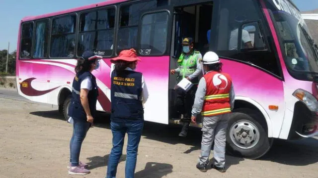 Policías inspeccionaron buses en el centro poblado de Menocucho. Foto: difusión