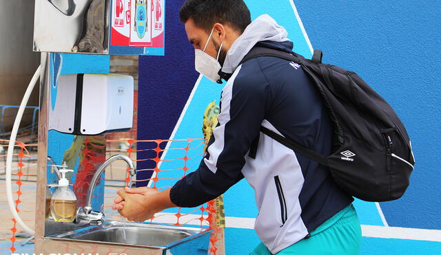 Ángel Pérez se lava las manos ante de entrenar en Juliaca. Foto: Deportivo Binacional