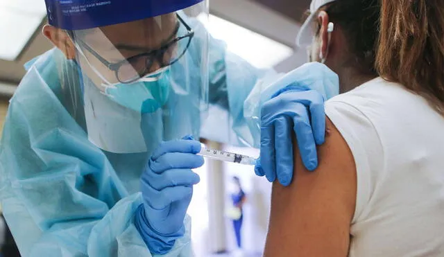 Las vacunas más avanzadas, de Pfizer/BioNTech y la de Moderna, están basadas en ARN mensajero. Foto: Mario Tama, AFP