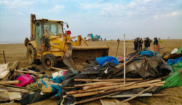 Con ayuda de maquinaria pesada se destruyeron rústicas ramadas en Huanchaco. Foto: difusión
