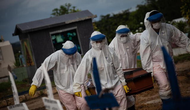 Los contagios por el virus tampoco han menguado en la potencia sudamericana, que encadenó cuatro días con más de 50.000 contagios diarios. Foto: EFE