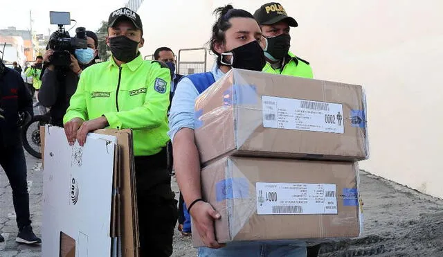 Funcionario del Consejo Nacional Electoral ecuatoriano ingresa a un centro penitenciario con las papeletas electorales para la primera jornada de las elecciones generales de 2021, en Quito. Foto: EFE
