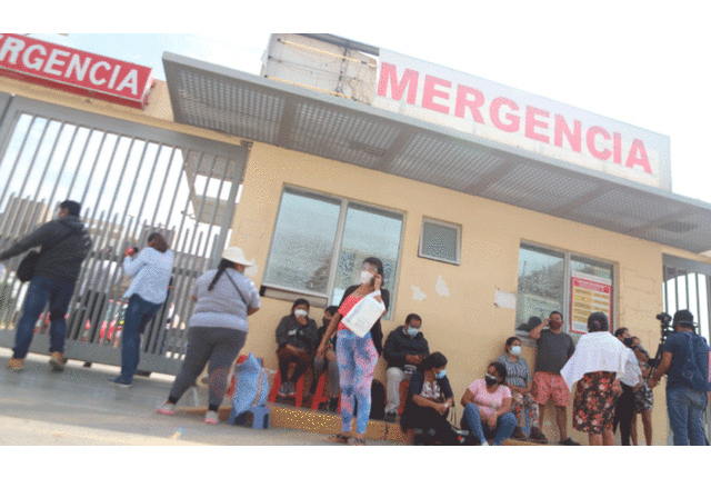 Henry Vásquez señaló que el área de emergencia del Hospital Regional Lambayeque está saturado. Foto: Clinton Medina, La República