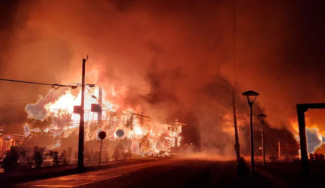 El edificio de la Municipalidad de Panguipulli, en la región de Los Ríos (Chile), terminó destruido por las llamas. Foto: AFP