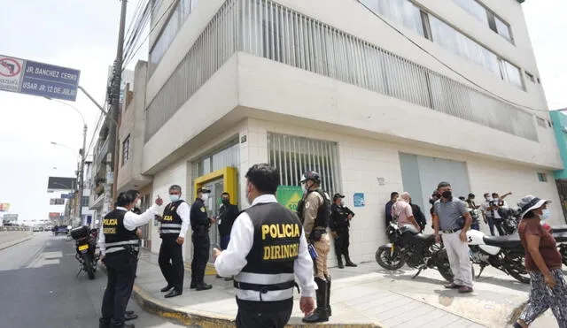 Agentes de la Dirincri interrogaron a trabajadores y testigos. Foto: Carlos Félix/La República